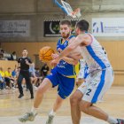 El jugador del CB Salou Adrià Aragonès en un duel del darrer partit contra el Melilla al pavelló Salou Centre.