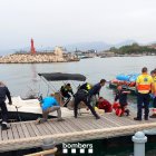 Imatge de l'arribada del banyista al port de Cambrils.