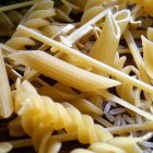 La pasta té una estructura única que fa que aquests hidrats s’absorbeixin més lentament, el que provoca una resposta glucèmica moderada.