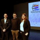 Al centre, Lluís-Xavier Flores Abat, director de Litterrarum, acompanyat per Montse Pineda Giménez, regidora de Cultura de Móra d'Ebre, i Rubén Biarnés Renedo, alcalde de Móra d'Ebre en la presentació de la nova edició de Litterarum.
