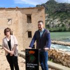 L'alcalde de Xerta, Roger Avinyó, i la secretària municipal davant del molí de l'Assut.