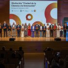 Fotografia de grup dels representants de les noves Ciutats de la Ciència i la Innovació que van poder estar presents en l’acte.
