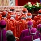 Els cardenals assisteixen a una missa especial per a l'elecció del Papa, abans de l'inici del conclave, a la Basílica de Sant Pere del Vaticà.