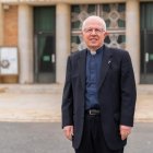 El Pare Mario Buonnano, Superior dels Pares Rogacionistes, davant la Parròquia del Loreto.