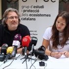El president del Gepec, Xavier Jiménez, i la portaveu d'Aturem Hard Rock, Anna Recasens, durant la roda de premsa a Reus.