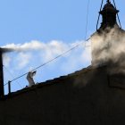 Surt fum blanc de la xemeneia de la Capella Sixtina
