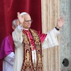 El nou papa Lleó XIV, el cardenal Robert Francis Prevost dels EUA, beneeix els fidels des de La Basílica de Sant Pere del Vaticà.