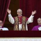 El papa Lleó XIV saluda els fidels congregats a la plaça de Sant Pere del Vaticà en la primera benedicció 'urbi et orbi' com a pontífex