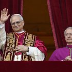 Salutació del papa Lleó XIV des del balcó de Sant Pere del Vaticà en la primera benedicció 'urbi et orbi' després d'haver estat nomenat pontífex