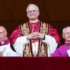 El nou papa Lleó XIV, el cardenal Robert Francis Prevost dels EUA, somriu des de la loggia central de la Basílica de Sant Pere del Vaticà.