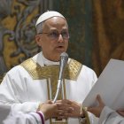Una imatge proporcionada per Vatican Media mostra el papa Lleó XIV celebrant la missa amb els cardenals electors a la Capella Sixtina de la Ciutat del Vaticà.