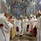 El nou papa Lleó XIV durant la missa d'avui en la Capella Sixtina.