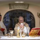El papa Lleó XIV celebra la missa a la gruta de la basílica de Sant Pere, on es troba la tomba del primer pontífex