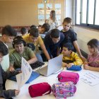 Alumnes de La Canaleta, aquest dilluns, treballant en el material per al festival.