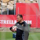 El membre del cos tècnic del Nàstic, Juan Vizcaíno, durant un entrenament d’aquesta temporada.