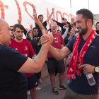 Dani Vidal saludant a un aficionat després de ser rebut amb càntics de suport en la seva sortida de la roda de premsa.