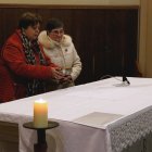 Concepció Motlló i Rosa Maria Sánchez, laiques en missió pastoral, subjecten un calze.
