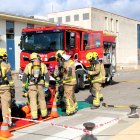 Els bombers atenen un dels ferits en el simulacre al port de la Ràpita