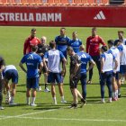 El tècnic Luis César reunit amb els seus jugadors, ahir, en el seu primer entrenament de grana.