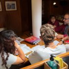 Un grup d’adolescents en el viatge a bord del veler Onas per la Costa Brava.