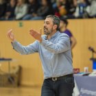 El tècnic de l’OCA Global CB Salou donant indicacions durant un partit d’aquesta temporada.