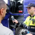 Un agent dels Mossos mostra l'alcoholímetre marcant zero després d'una prova a un camioner a l'AP-7, a l'altura de Salou.