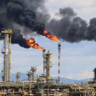 Imatge del polígon petroquímic nord de Tarragona, durant l'apagada elèctrica del 28 d'abril.