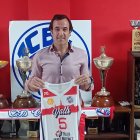 L'entrenador del CB Valls, Miki Larraz, durant la seva presentació.