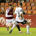 Antoñín Cortés driblant un defensor de la Gimnástica Segoviana en el partit al Nou Estadi.