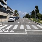 El carrer Ernest Lluch ara té dos sentits de circulació i la filera d’aparcament s’ha mogut a la banda dels edificis.