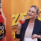Fotografia de la directora comercial general de Miró Vermouth, Montserrat Caelles, amb una copa de Miró Zero a la mà.