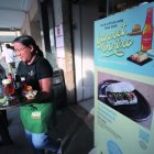 Una cambrera servint unes tapes i pintxos de la Ganxet Pintxo 2025 a Reus.