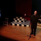 L'actor Oriol Grau, en primer pla, i Roger Conesa, en segon pla, en un moment d'un passi de l'obra 'La mare, el dimoni i jo' a la Sala Trono de Tarragona.