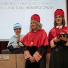 Montoro, a l’esquerra, rep l’ovació de la concurrència acompanyada de la padrina, Lucía Casado.