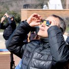 Imatge d'arxiu d'un home observant un eclipsi solar amb ulleres homologades des del Parc Astronòmic del Montsec