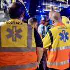 Personal del SEM atén un ferit de l'atropellament a la vora del RCDE Stadium