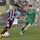 Pol Domingo defensant un jugador de la Segoviana.