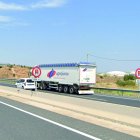 Un turisme avançant a un camió a l’A-27 a l’altura de la Pobla de Mafumet, al tram que avui es tallarà