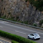Un cotxe circula pel punt d l'AP-7 a l'altura del terme municipal de Masdenverge on ha tingut lloc l'accident mortal.