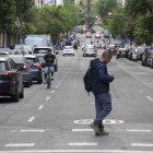 L'avinguda Prat de la Riba té actualment tres carrils de circulació per a vehicles.