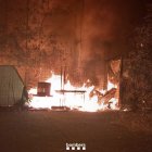 Incendi al solar de l'antic Hostal del Sol.