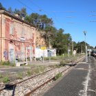 Imatge d'un tren passant de llarg de l'estació de tren dels Guiamets.