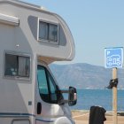 Una autocaravana aparcada a la platja del Trabucador, a la Ràpita.