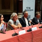 La tresorera de l'associació de víctimes del 17-A, Mireia Martínez, el vicepresident, David Torrents, el president Javier Martínez, i el secretari, Jaume Alonso-Cuevillas.