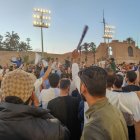 Manifestants arriben a la seu del primer ministre del Govern d'Unitat Nacional (GUN), Abdelhamid Dbebiba, per demanar la seva dimissió.