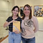 Natàlia Setó, il·lustradora del llibre, i l’educadora Susanna Giner, una de les impulsores del projecte.