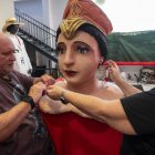 El Jordi Marquès i la Pilar Diezhandino preparant la geganta per a la presentació del programa d’aniversari.