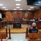 El tribunal, les acusacions i l'acusat d'agredir sexualment una dona a l'exterior d'una discoteca de Salou el 2024 a l'inici del judici celebrat a l'Audiència de Tarragona