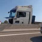 Imatge del camió accidentat a l'Ap-7.