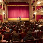 L’instant previ a la representació de l’òpera, que va comptar amb la participació d’un cor conformat pels alumnes.